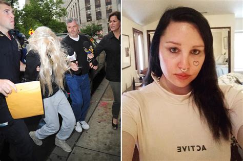 amanda bynes walking street naked|Amanda Bynes on psychiatric hold after roaming L.A. streets。